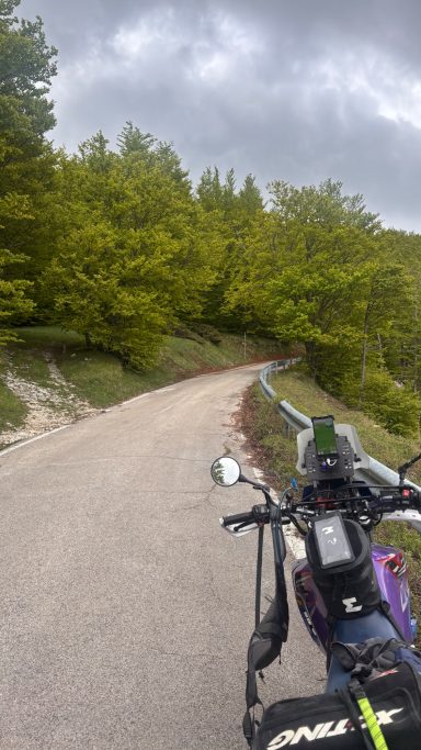 Endurowandern auf kleinen Sträßchen in Italien ACT Offroad