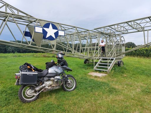 Endurowandern auf dem TET Holland Niederlande mit Fliegerdenkmal