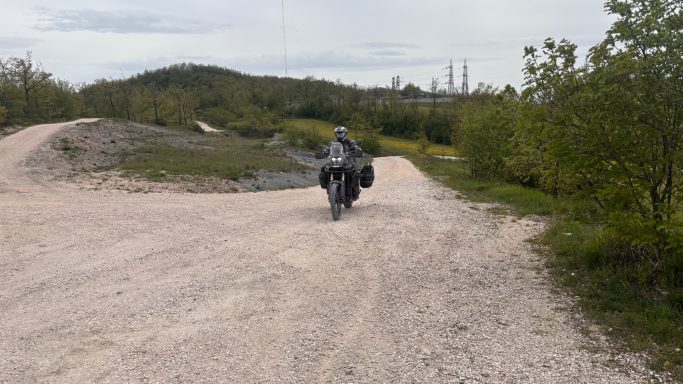 Teilnehmer auf einer Schotterstrecke des ACT Italia