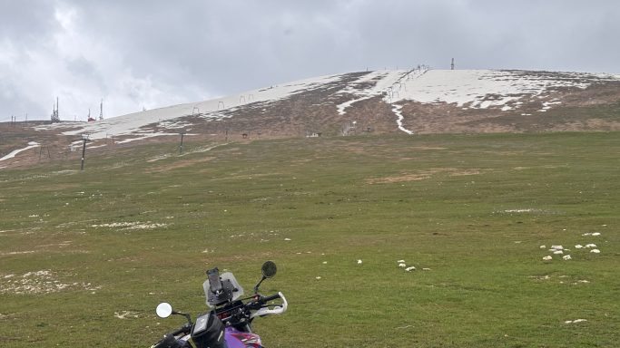 Endurowandern Offroad ACT Italien: Überquerung der Abruzzen mit Schneeresten im Skigebiet