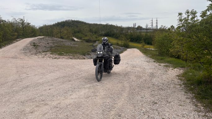 Teilnehmer mit seiner Yamaha auf einer Schotterstrecke des ACT Italia