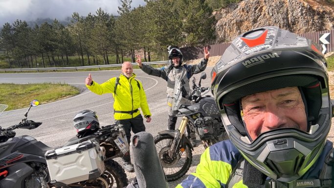 Zwei zufriedene glückliche Teilnehmer mit Tourguide im Vorfdergrund beim Endurowandern ACT Italien Offroad