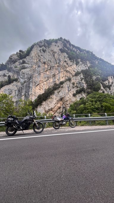 Zwei Motorräder in herrlichedr Landschaft beim befahren des italienischen ACT