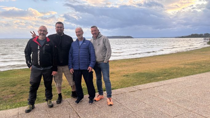 Tourguide mit drei Teilnehmern in Passignano sul Trasimeno