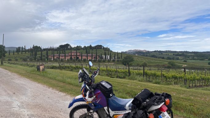 XT 600 E vor einem Weingut während des Endurowanderns auf dem italienischen ACT