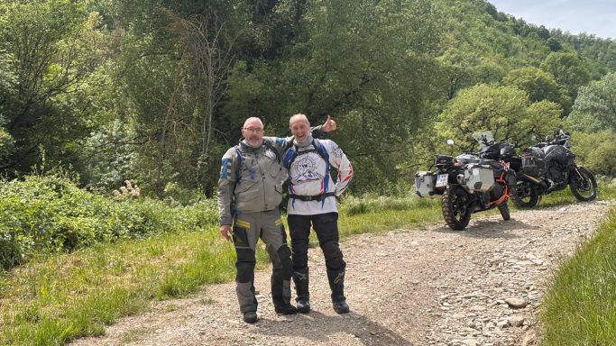 Zwei zufriedene Teilnehmer auf dem italienischen ACT während einer Pause