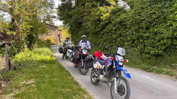 Zwei Teilnehmer auf dem italienischem ACT in einem kleinen Dorf