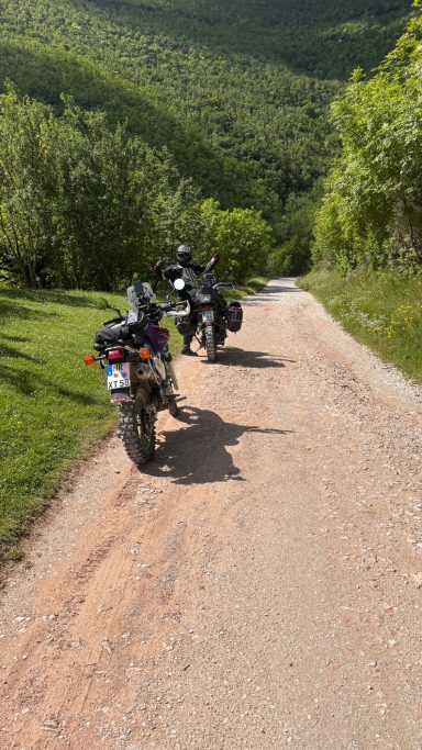 herrliche Schotterpiste auf dem ACT Italien mit Teilnehmer