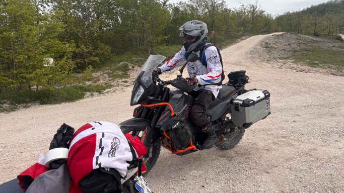 Teilnehmer mit seiner KTM auf einer Schotterstrecke des ACT Italia