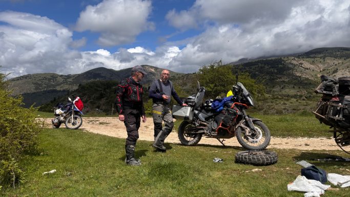 2 Teilnehmer auf der Strecke des ACT Italien Endurowandern Offroad