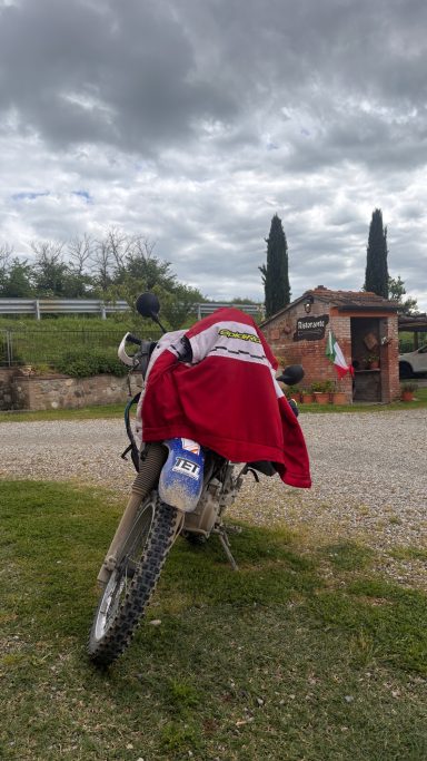 Pause in einem Agritourismo beim ACT Italien Endurowandern Offroad
