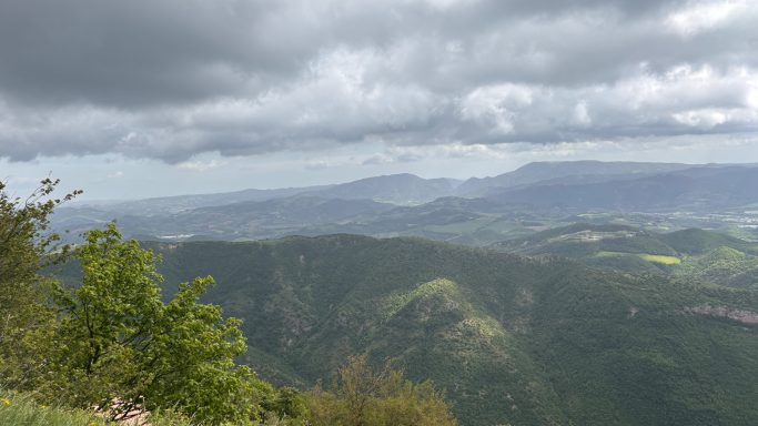 Blick aus den nebligen Bergen ins TAl Endurowandern Offroad Motorrad ACT Italien