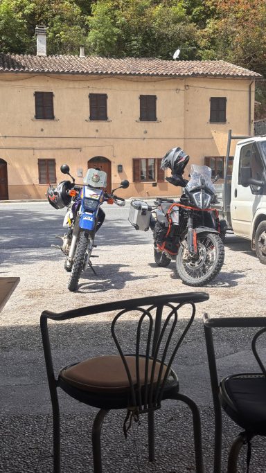 Endurowandern ACT Italien Offroad: Pause in einer schönen Altstadt