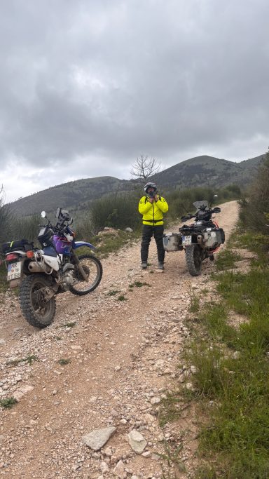 Ein Teilnehmer beim ACT Italien bei einer Pause des ACT Italien Offroad