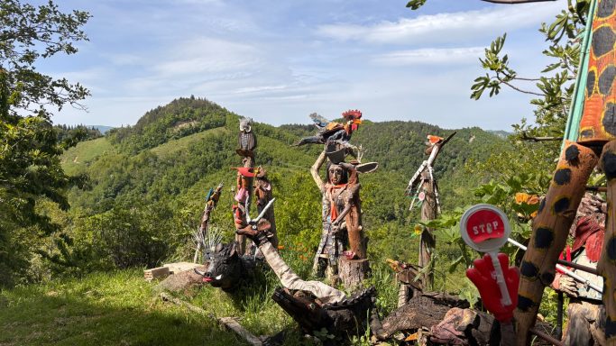 Skulpturen am Wegesrand des ACT Italia