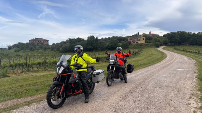 Zwei zufriedene Teilnehmer auf einer Schotterpiste des ACT Italien