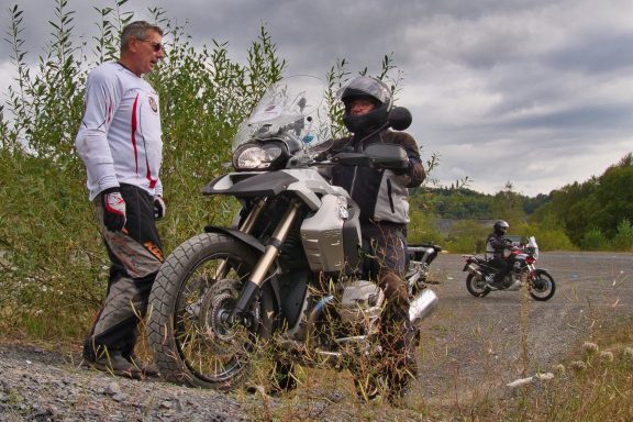 Gruppentraining Motorrad Offroad im Stöffelpark bewältigen einer Auffahrt 