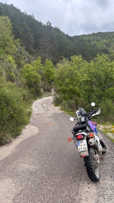 Endurowandern auf kleinen Sträßchen in Italien ACT Offroad