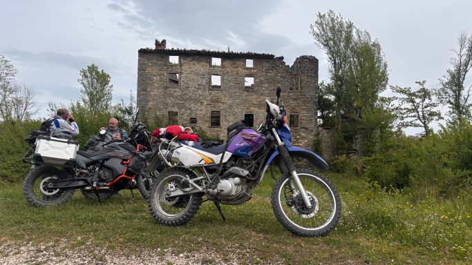Pause auf dem ACT Italia vor einem verlassenen Gebäude Lost Place