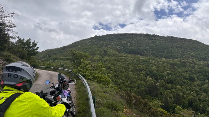 Endurowandern auf kleinen Sträßchen in Italien ACT Offroad