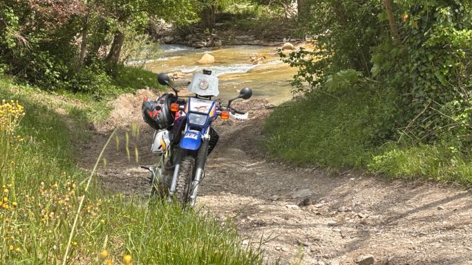 Wasserdurchfahrt auf dem italienischem ACT Offroad