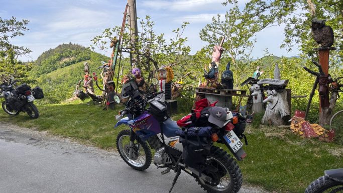 Motorräder vor Skulpturen ACT Italien