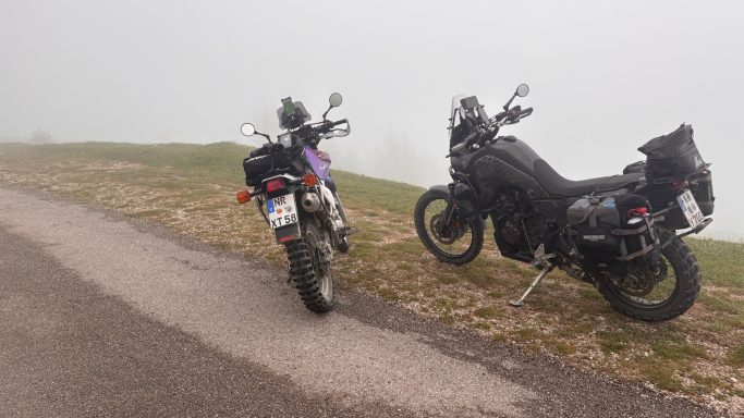 Zwei Motorräder bei Nebel auf einem Pass des ACT Italien