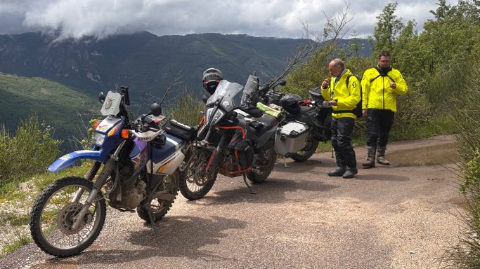 2 Teilnehmer auf der Strecke des ACT Italien Endurowandern Offroad