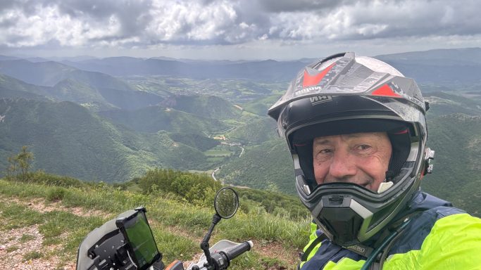 Tourguide Mike Caspers vor einem wunderschönen Ausblick beim ACT Italien