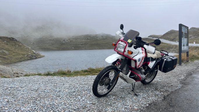 R 100 GS Paris Dakar PD Offroad Italien Endurowandern Lombardei vor einem Bergsee