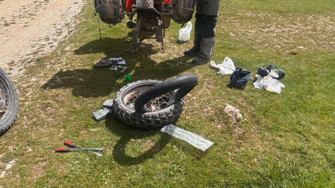 Endurowandern ACT Italien Offroad: Reifenpanne beheben