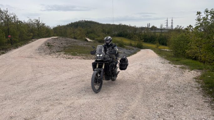 Teilnehmer auf einer Schotterstrecke des ACT Italia